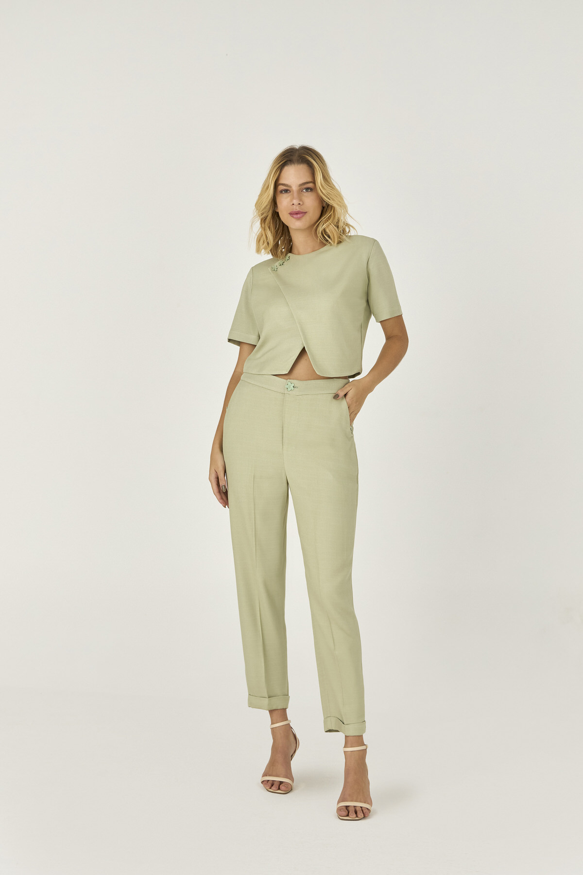 10630111 F VERD Calca Carrot Detalhe Botao Flor