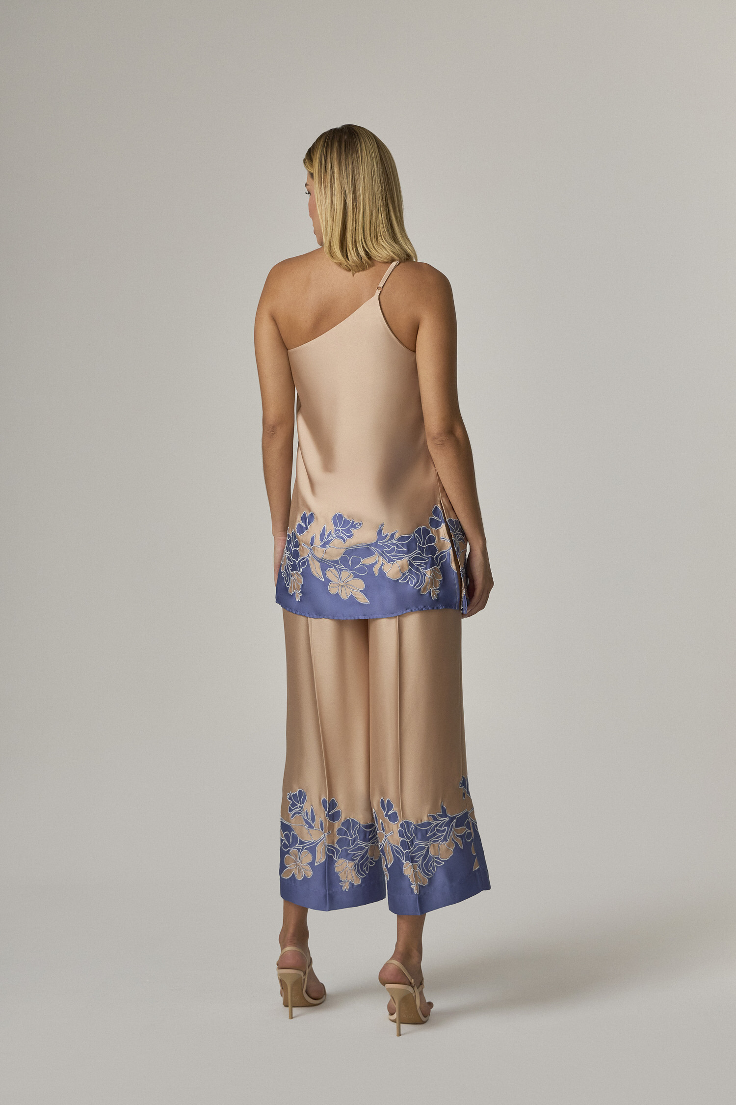 10163212 C BEG 1 Blusa Com Assimetria Com Ombro So