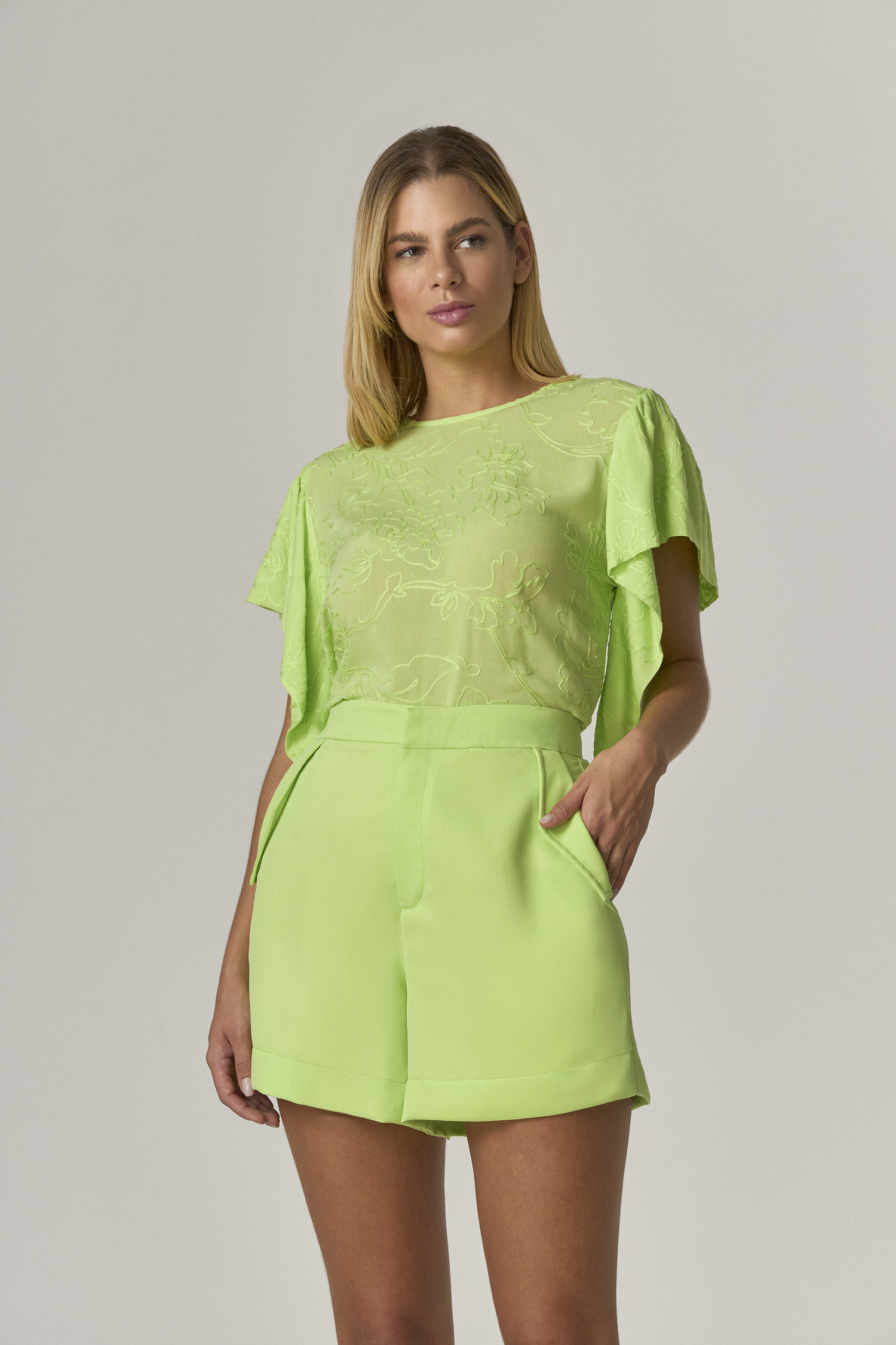 10217512 F VERD Short Alfaiataria Com Detalhe Bolso