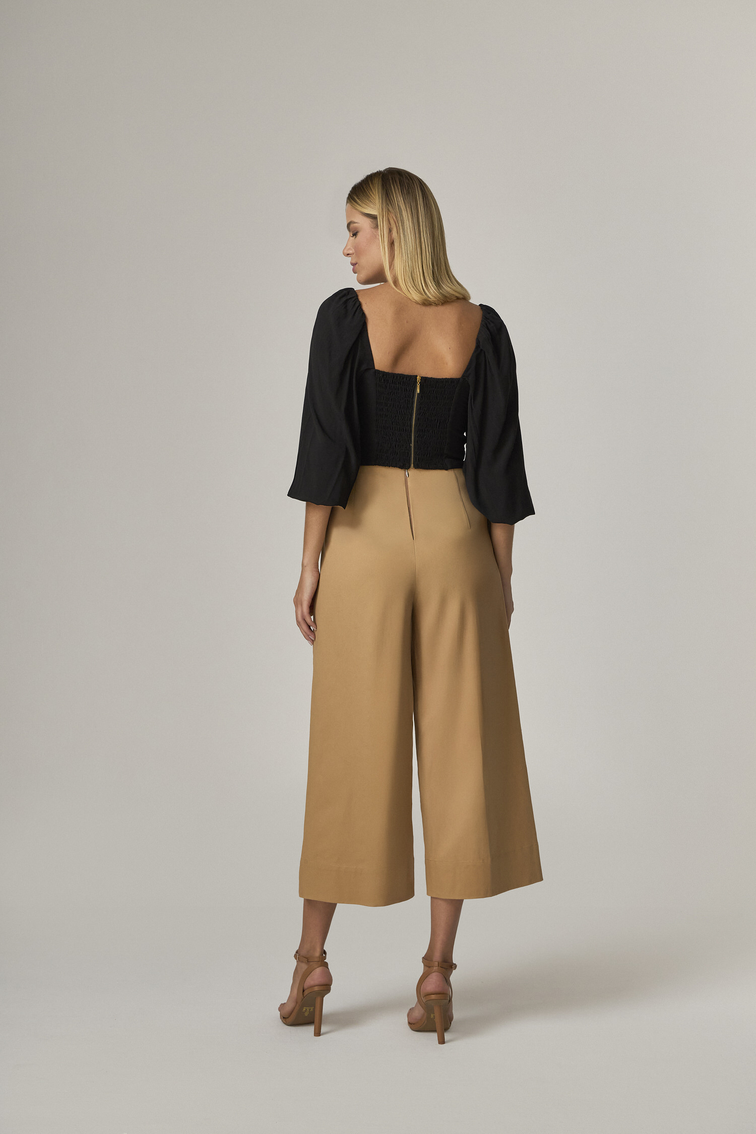 10632412 C BEG Calca Pantacourt Detalhe Abotoamento