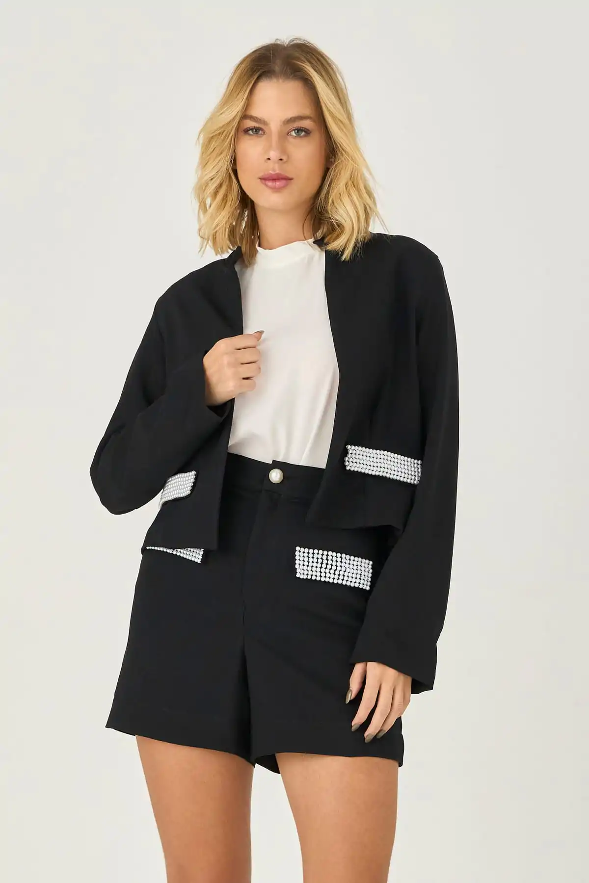 10212611 F PRET Short Alfaiataria Com Detalhe Perolas