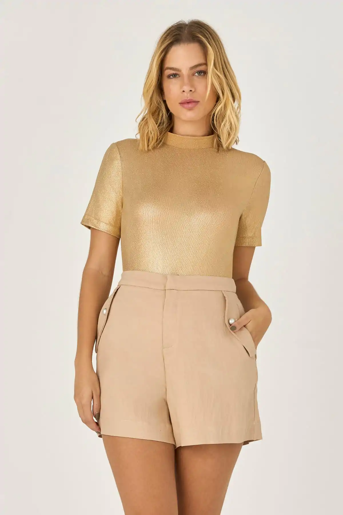 10212911 F BEG Short Alfaiataria Detalhe Botao Perola