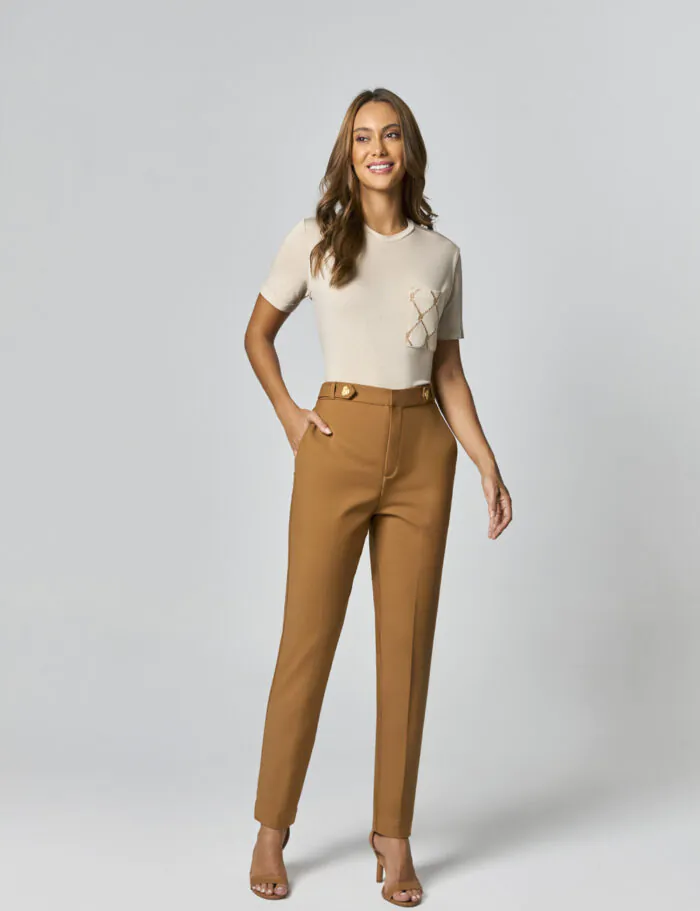 Calca Alfaiataria Com Detalhe Ilhetas E Botao No