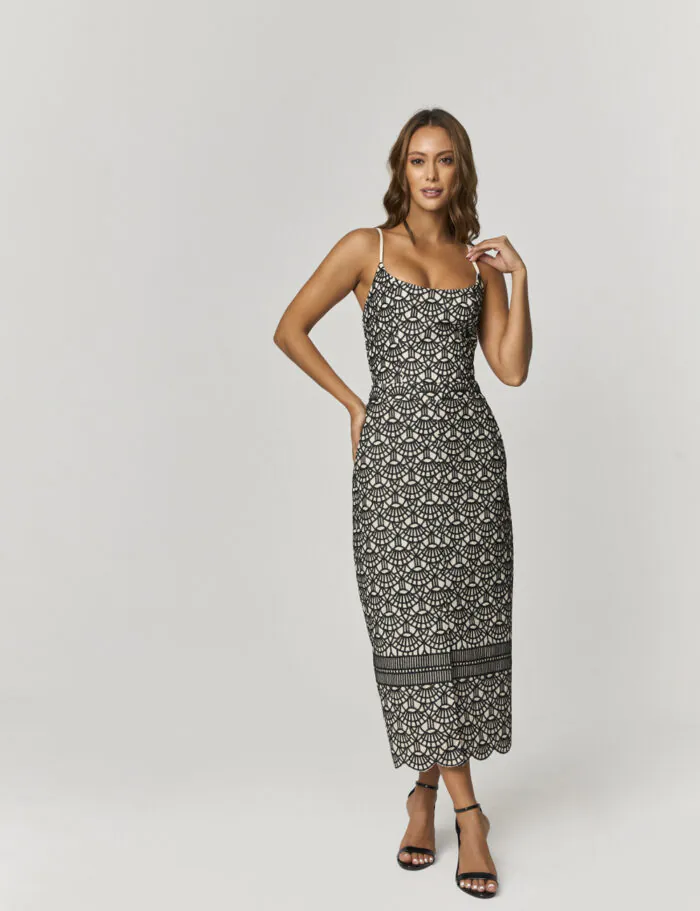 Vestido Longo Com Tecido Bordado E Cinto De Couro