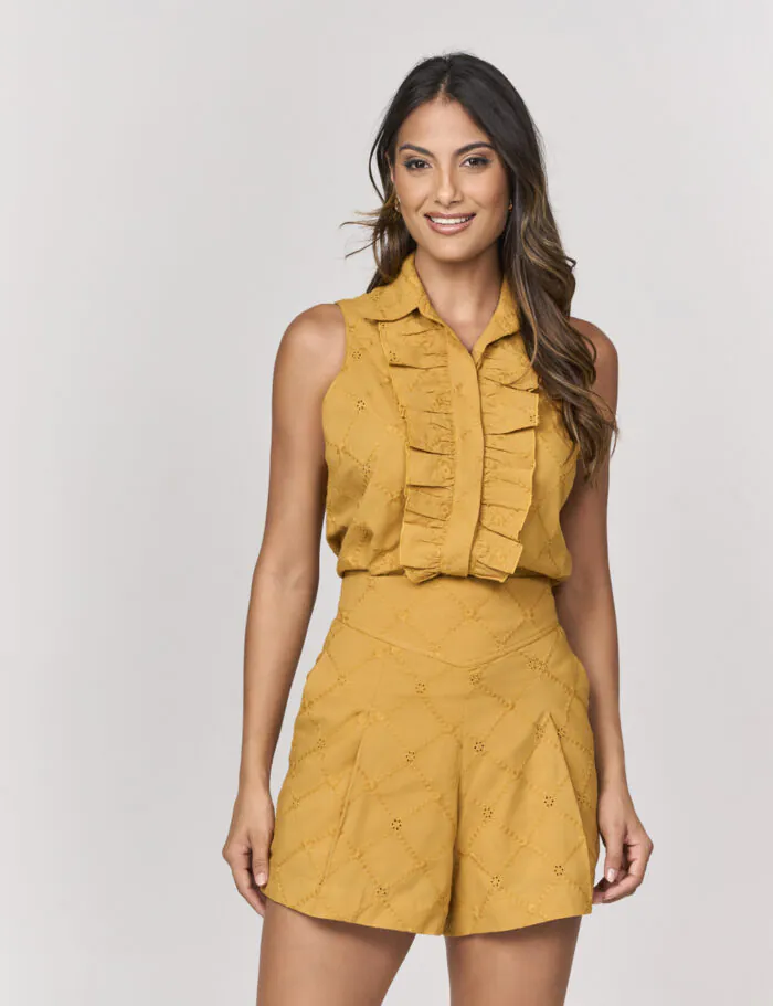 Short Alfaiataria Com Tecido Bordado Detalhe Pregas